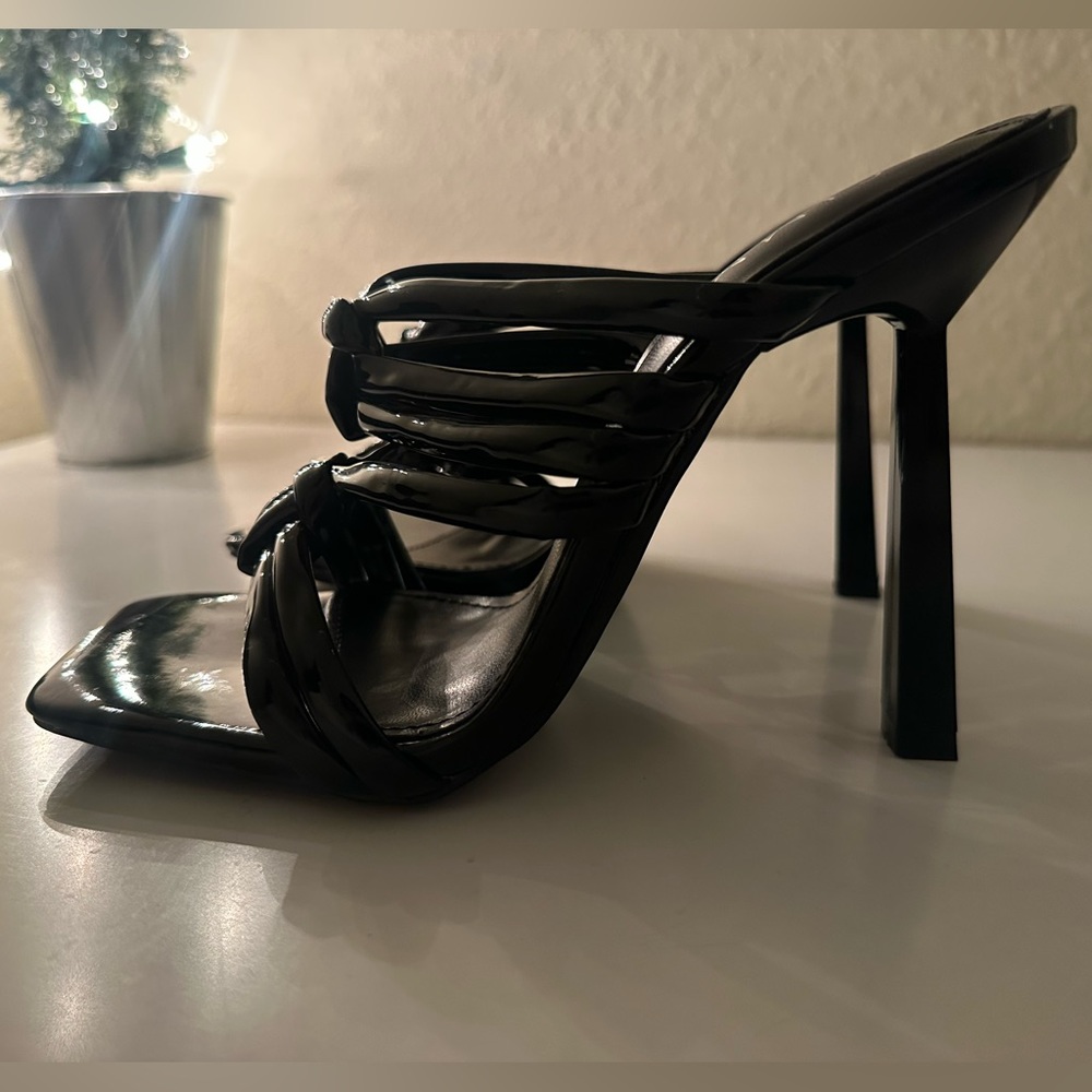 SIMMI London black heels. Superrrrrrrrrrrrr cute. - Picture 2 of 3